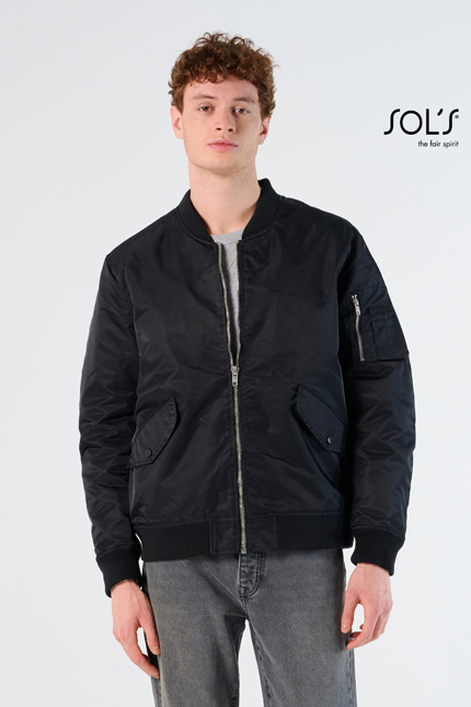  Rebel - 01616  ΕΠΑΝΩΦΟΡΙΑ / SOLS  Unisex μοντέρνο μπουφάν bomber  Περιγραφή:  Κλείσιμο με φερμουάρ, λάστιχο στο γιακά, τις μανσέτες και το τελείωμα. Διαθέτει 2 τσέπες με καπάκι και τρουκς καθώς και 1 τσέπη με φερμουάρ στο μανίκι. Το μπουφάν διαθέτει εσωτερικό ίδιου χρώματος, προσφέροντας κομψότητα και πρακτικότητα.  -  Σύνθεση:   Twill 100% Νάιλον - Φόδρα: 100% Πολυέστερ - Επένδυση: 100% Πολυέστερ - Βάρος: 60g/m² Το μπουφάν είναι ιδανικό για επαγγελματική ένδυση, κατάλληλο για εργαζόμενους σε βιομηχανικούς ή εξωτερικούς χώρους που απαιτούν προστασία και άνεση κατά την εργασία. Η ανθεκτικότητα και η ποιότητά του το καθιστούν ιδανικό για καθημερινή χρήση.Η επαγγελματική ένδυση μπορεί να προσαρμοστεί με εκτυπώσεις λογοτύπων ή μηνυμάτων του πελάτη, προσθέτοντας μία προσωπική πινελιά στις εμφανίσεις. Διατίθεται σε ποικιλία χρωμάτων για να καλύψει τις ανάγκες κάθε επιχείρησης. 